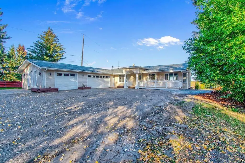 Apartament Stunning River View Home, King Bed, Golf, Firepit Edmonton Kanada