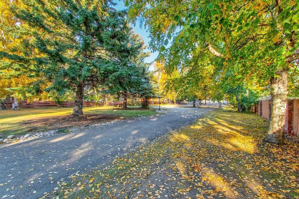 Stunning River View Home, King Bed, Golf, Firepit Edmonton 0*,