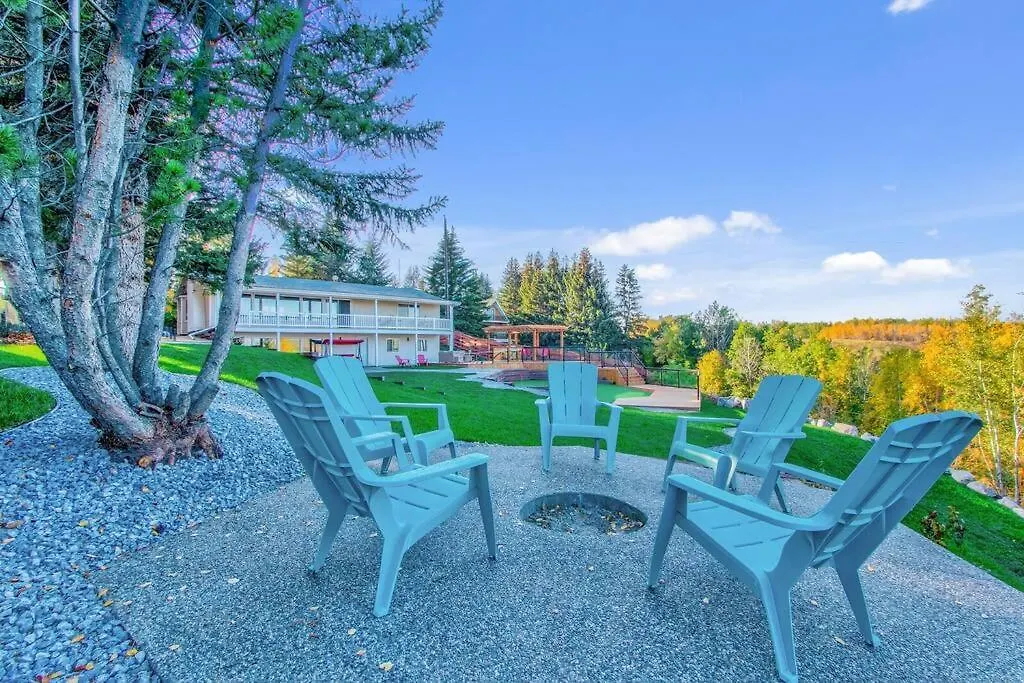 Stunning River View Home, King Bed, Golf, Firepit Edmonton