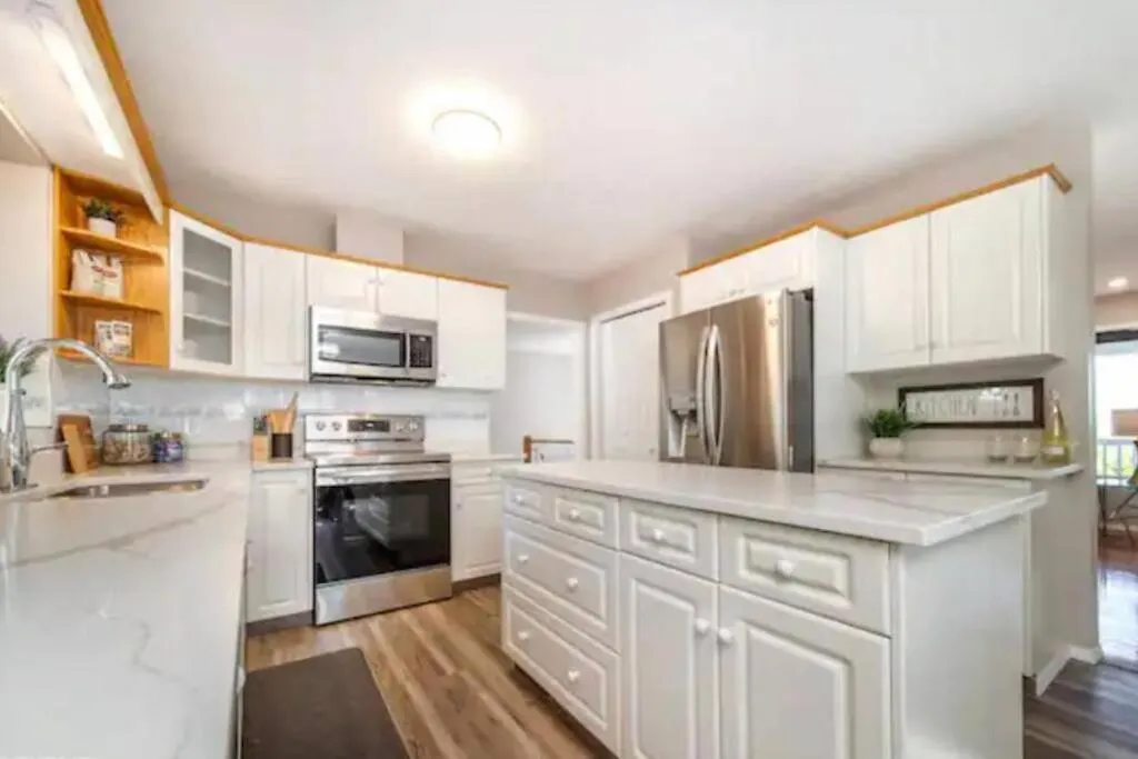 Stunning River View Home, King Bed, Golf, Firepit Edmonton Apartament