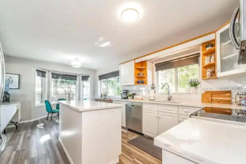 Stunning River View Home, King Bed, Golf, Firepit Edmonton 0*,